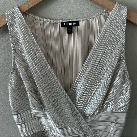 Express Silver V-Neck Tank Top Size Medium EUC - Picture 4 of 10